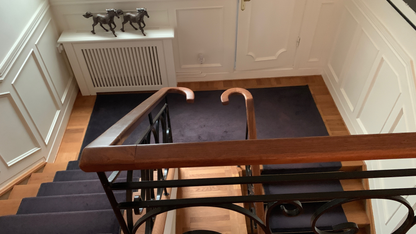 Svängd Trappmatta Med Fästen & Stänger