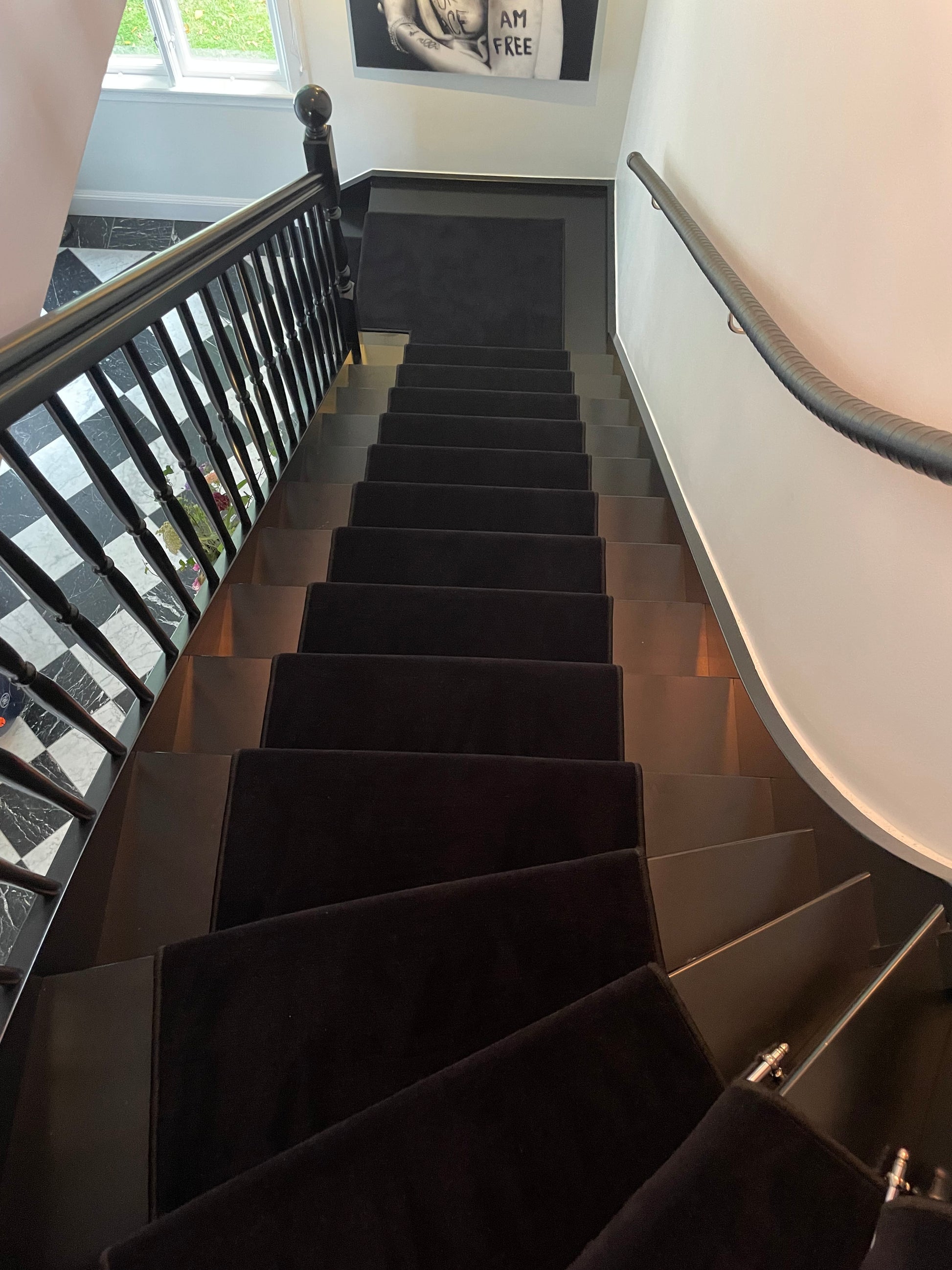 Svart trappmatta escalier